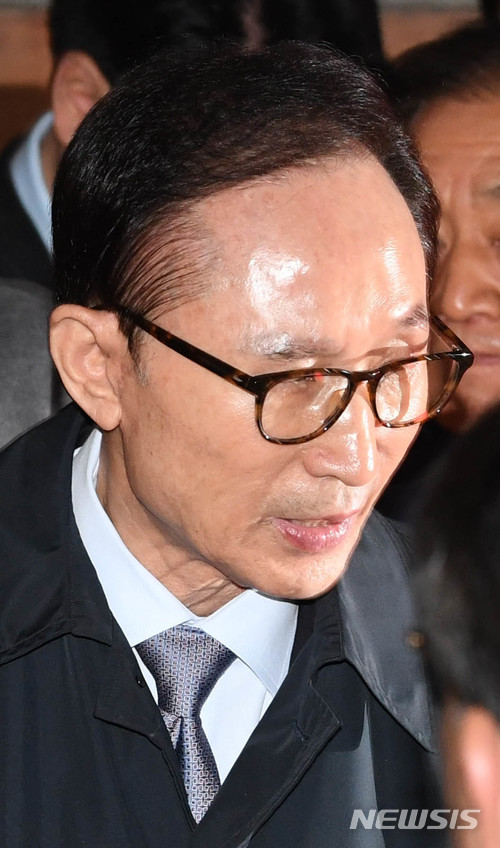 【서울=뉴시스】김진아 기자 = 뇌물수수 등의 혐의로 구속영장이 발부된 이명박 전 대통령이 23일 오전 서울 강남구 논현동 자택에서 나와 동부구치소로 향하고 있다. 2018.03.23.   photo@newsis.com