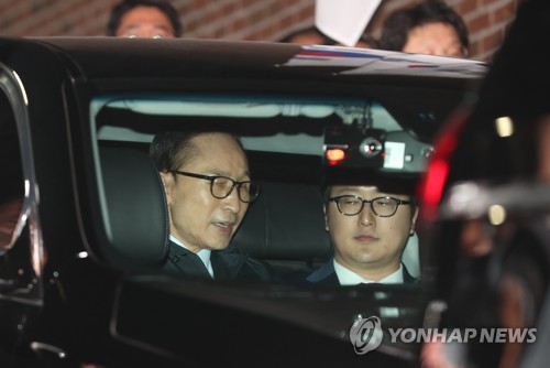 동부구치소로 향하는 MB (서울=연합뉴스) 신준희 기자 = 110억원대 뇌물 수수와 340억원대 비자금 조성 등 혐의로 구속영장이 발부된 이명박 전 대통령이 23일 서울 강남구 논현동 자택에서 나와 서울동부구치소로 향하고 있다.   hama@yna.co.kr