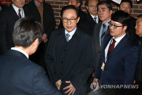 구속영장 집행되는 MB (서울=연합뉴스) 신준희 기자 = 110억원대 뇌물 수수와 340억원대 비자금 조성 등 혐의로 구속영장이 발부된 이명박 전 대통령이 23일 서울 강남구 논현동 자택에서 나와 서울동부구치소로 향하고 있다.   kane@yna.co.kr