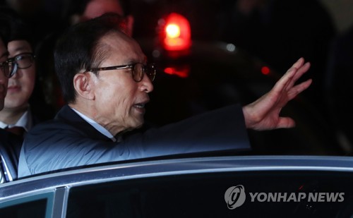 동부구치소로 압송되는 MB (서울=연합뉴스) 신준희 기자 = 110억원대 뇌물 수수와 340억원대 비자금 조성 등 혐의로 구속영장이 발부된 이명박 전 대통령이 23일 서울 강남구 논현동 자택에서 나와 서울동부구치소로 향하고 있다. 2018.3.23      kane@yna.co.kr