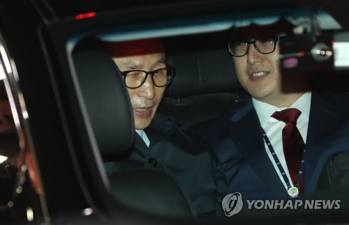 이명박 전 대통령 구속영장 발부 (서울=연합뉴스) 신준희 기자 = 110억원대 뇌물 수수와 340억원대 비자금 조성 등 혐의로 구속영장이 발부된 이명박 전 대통령이 22일 서울 강남구 논현동 자택에서 나와 서울동부구치소로 향하고 있다. 2018.3.22      hama@yna.co.kr