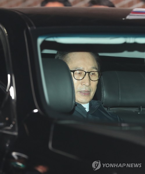 동부구치소로 향하는 MB (서울=연합뉴스) 신준희 기자 = 110억원대 뇌물 수수와 340억원대 비자금 조성 등 혐의로 구속영장이 발부된 이명박 전 대통령이 23일 서울 강남구 논현동 자택에서 나와 서울동부구치소로 향하고 있다. 2018.3.23 hama@yna.co.kr (끝)