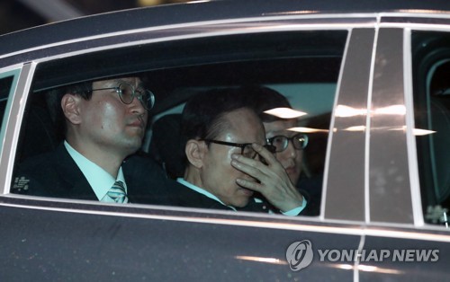 구속수감되는 MB (서울=연합뉴스) 한종찬 기자 = 110억원대 뇌물 수수와 340억원대 비자금 조성 등 혐의로 구속영장이 발부된 이명박 전 대통령이 23일 서울 송파구 문정동 서울동부구치소에 도착하고 있다. 2018.3.23      saba@yna.co.kr