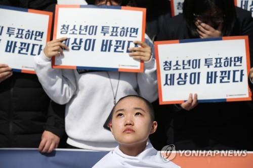 "선거권은 인권이다"  (서울=연합뉴스) 박동주 기자 = 22일 서울 국회 앞에서 열린 '선거연령 하향 4월 국회 통과 촉구 긴급 농성 돌입 기자회견’에서 청소년이 삭발하고 생각에 잠겨 있다. 2018.3.22  pdj6635@yna.co.kr  (끝)