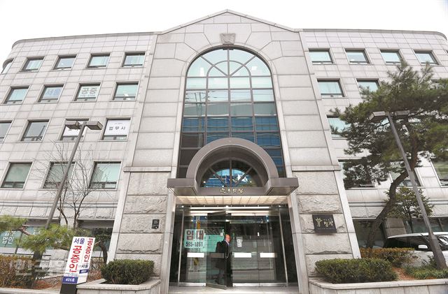 지난 20일 청계재단 소유의 서울 서초동 영포빌딩 건물 현관에 공실이 있음을 알리는 ‘임대’ 표시가 붙어 있다. 홍인기 기자