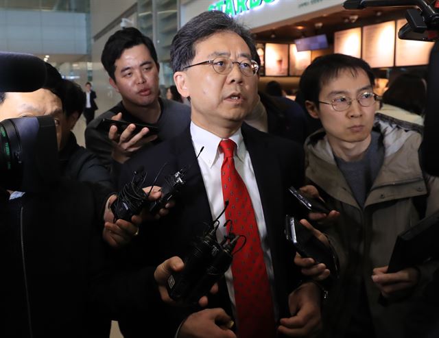 미국에서 한미 자유무역협정(FTA) 개정과 철강 관세 면제를 연계한 마라톤 협상을 벌인 김현종 통상교섭본부장이 25일 오후 인천국제공항을 통해 귀국하며 취재진의 질문에 답하고 있다. 연합뉴스