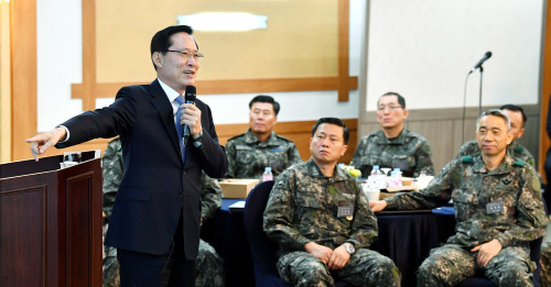 지난해 12월 열린 무궁화회의에서 송영무 국방부 장관이 회의에 참석한 장군들을 대상으로 강연하고 있다. 국방부 제공