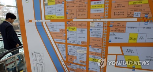 청년 일자리대책...효과는... (서울=연합뉴스) 한상균 기자 = 15일 가산디지털단지 한 건물에 업체 안내도가 붙어 있다. 정부는 34세 이하 중소기업 취업자에게 실질소득 1천만 원 이상을 지원하는 등의 청년 일자리대책을 이날 발표했다. 2018.3.15 xyz@yna.co.kr