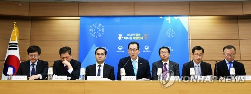 청년 일자리 대책 사전브리핑 (서울=연합뉴스) 고형권 기획재정부 1차관이 지난 14일 정부세종청사에서 열린 청년 일자리 대책 관련 사전브리핑에 참석해 모두 발언을 하고 있다. 왼쪽부터 임서정 고용부 고용정책실장, 김현기 행안부 지방재정경제실장, 이찬우 기재부 차관보, 고 차관, 김영철 교육부 기획조정실장, 박건수 산업부 산업정책실장, 석종훈 중기부 창업벤처혁신실장. 2018.3.15 [기획재정부 제공=연합뉴스]      photo@yna.co.kr