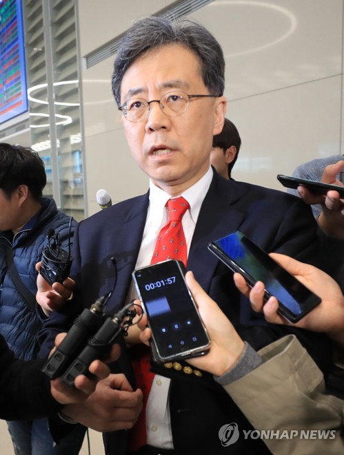 김현종 "원칙적으로 타결" (영종도=연합뉴스) 서명곤 기자 =  미국에서 한미 자유무역협정(FTA) 개정과 철강 관세 면제를 연계한 마라톤 협상을 벌인 김현종 통상교섭본부장이 25일 오후 인천국제공항을 통해 귀국하며  취재진의 질문에 답하고 있다. 2018.3.25      seephoto@yna.cokr