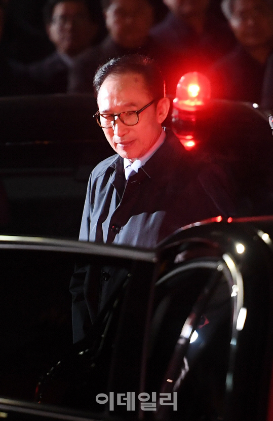 110억원대 뇌물 수수와 350억원대 비자금 조성 등 혐의로 구속영장이 발부된 이명박 전 대통령이 지난 23일 오전 0시 1분 서울 강남구 논현동 자택에서 나와 서울동부구치소로 향하는 검찰 호송 차량에 탑승하고 있다. (사진=방인권 기자)