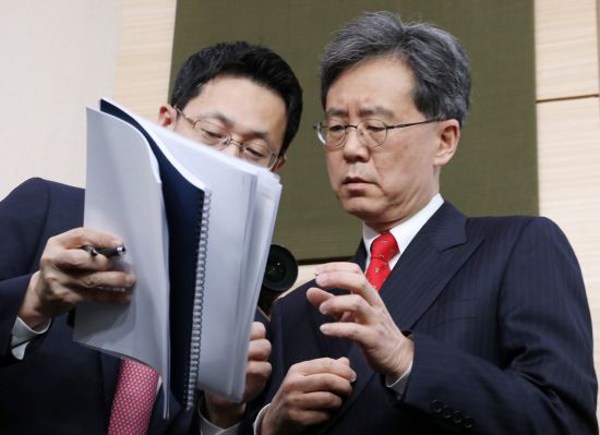 ê¹íì¢ íµìêµì­ë³¸ë¶ì¥ì´ 26ì¼ ì¤ì&nbsp; ìì¸ ì¢ë¡êµ¬ ì&nbsp;ë¶ìì¸ì²­ì¬ ë³ê´ìì ë¯¸êµ­ ì²&nbsp;ê° 232ì¡° ì¡°ì¹ì ì&nbsp;3ì°¨ íë¯¸ FTA ê°ì&nbsp; íì ê´ë&nbsp;¨ ìë£ë¥¼ ì´í´ë³´ê³&nbsp; ìë¤. ë´ìì¤