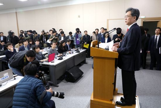 ê¹íì¢ íµìêµì­ë³¸ë¶ì¥ì´ 26ì¼ ì¤ì&nbsp; ìì¸ ì¢ë¡êµ¬ ì&nbsp;ë¶ìì¸ì²­ì¬ ë³ê´ìì ë¯¸êµ­ ì²&nbsp;ê° 232ì¡° ì¡°ì¹ì ì&nbsp;3ì°¨ íë¯¸ FTA ê°ì&nbsp; íì ê´ë&nbsp;¨ ë´ì©ì ë°ííê³&nbsp; ìë¤. ë´ìì¤