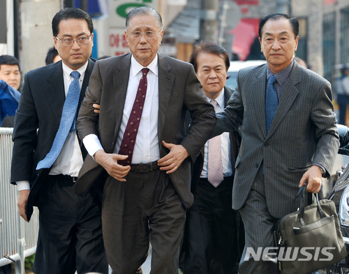 【서울=뉴시스】지난 2002년 11월1일 서울 서초구 법원종합청사 인근 특검 사무실로 내곡동 사저 부지 의혹 사건에 대해 조사받기 위해 출석하는 이상은(사진 왼쪽에서 두번째) 다스 회장.