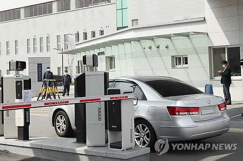 검찰, MB 옥중조사 위해 구치소로 (서울=연합뉴스) 박동주 기자 = 검사와 수사관들이 탑승한 차량이 26일 이명박 전 대통령에 대한 첫 '옥중조사'를 위해 서울동부구치소로 들어서고 있다. 이날 이 전 대통령은 검찰의 구치소 방문 조사에 응하지 않겠다고 밝혔다. 2018.3.26      pdj6635@yna.co.kr