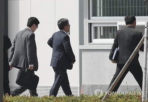 검찰, MB 옥중조사 위해 구치소로 (서울=연합뉴스) 박동주 기자 = 검사와 수사관들이 26일 이명박 전 대통령에 대한 첫 '옥중조사'를 위해 서울동부구치소로 들어서고 있다. 이날 이 전 대통령은 검찰의 구치소 방문 조사에 응하지 않겠다고 밝혔다. 2018.3.26      pdj6635@yna.co.kr