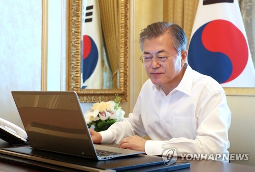 아부다비에서 개헌안 발의 전자결재하는 문 대통령 (아부다비=연합뉴스) 배재만 기자 = 아랍에미리트(UAE)를 공식 방문 중인 문재인 대통령이 26일 오전 (현지시간) 바라카 원전 1호기 완공식에 참석하기에 앞서 숙소 호텔에서 국무회의를 통과한 개헌안의 국회 송부와 공고를 전자결재하고 있다. 2018.3.26      scoop@yna.co.kr
