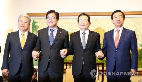 여야 3당 원내대표, 웃지만 다른표정 (서울=연합뉴스) 김주형 기자 = 정세균 국회의장이 26일 오후 국회에서 열린 여야 3당 교섭단체 원내대표 정례회동에 앞서 기념촬영을 하고 있다.       왼쪽부터 바른미래당 김동철, 더불어민주당 우원식, 정세균 국회의장, 자유한국당 김성태. 2018.3.26      kjhpress@yna.co.kr