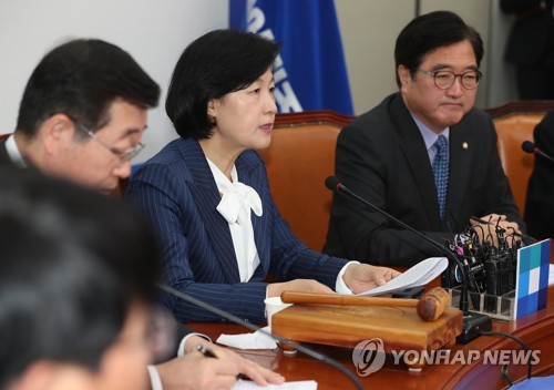 발언하는 추미애 대표 (서울=연합뉴스) 김현태 기자 = 더불어민주당 추미애 대표가 26일 오전 국회에서 열린 최고위원회의에서 발언하고 있다. 2018.3.26      mtkht@yna.co.kr