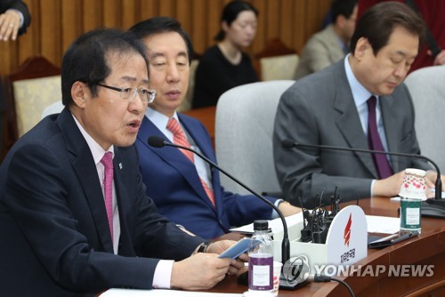 홍준표 "문 정권, 체제변혁 시도…좌파폭주 저항운동 검토" (서울=연합뉴스) 백승렬 기자 = 자유한국당 홍준표 대표가 26일 국회에서 열린 확대원내대책회의에 문재인 정부가 체제변혁을 시도하고 있다고 주장하면서 "만반의 준비를 해 좌파 폭주를 막는 국민 저항운동을 검토할 것"이라고 주장하고 있다. 2018.3.26      srbaek@yna.co.kr