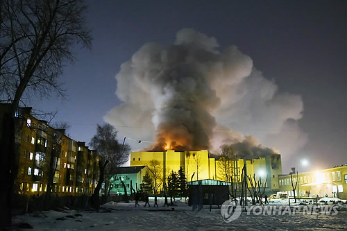 러' 쇼핑몰 화재, 사망자 64명으로 늘어…100년來 최악 화재 중 하나 (케메로보<러시아> EPA=연합뉴스) 전날 낮 불난 러시아 레메로보 소재 4층 쇼핑몰 '겨울 체리'에서 26일 오전(현지시간) 화염과 연기가 계속 피어 오르는 모습.      블라디미르 푸추코프 러시아 비상사태부 장관은 26일 오전(현지시간) "쇼핑몰 화재 사망자 수가 64명으로 늘었다"고 밝혔다.       bulls@yna.co.kr