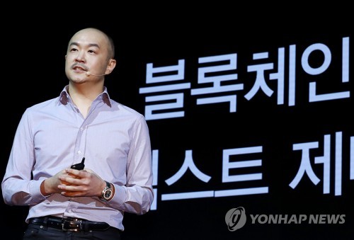 카카오, 블록체인 공략 (서울=연합뉴스) 이재희 기자 = 조수용 카카오 공동대표가 27일 오전 서울 중구 웨스틴조선호텔에서 열린 '카카오 3.0 시대 선언' 기자간담회에서 발표하고 있다. 2018.3.27 scape@yna.co.kr