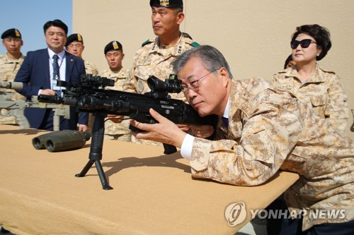 아크부대에서 사격자세 취하는 문 대통령 (아부다비=연합뉴스) 황광모 기자 = 아랍에미리트(UAE)를 공식 방문 중인 문재인 대통령이 27일 오전(현지시간) 아부다비에 주둔하고 있는 아크 부대를 방문, 사격자세를 취하고 있다. 2018.3.27  hkmpooh@yna.co.kr  (끝)