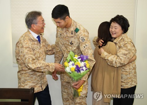 결혼 앞둔 아크부대원 안아주는 문 대통령 (아부다비=연합뉴스) 황광모 기자 = 아랍에미리트(UAE)를 공식 방문 중인 문재인 대통령과 부인 김정숙 여사가 27일 오전(현지시간) 아부다비에 주둔하고 있는 아크 부대를 방문, 결혼을 앞둔 이재우 대위와 예비신부 이다보미 씨를 안아주고 있다. 2018.3.27  hkmpooh@yna.co.kr  (끝)