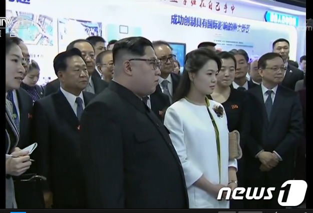 김정은 위원장과 부인 리설주가 베이징 실리콘밸리'로 불리는 중관춘(中關村)을 방문했다  (출처=CCTV])© News1