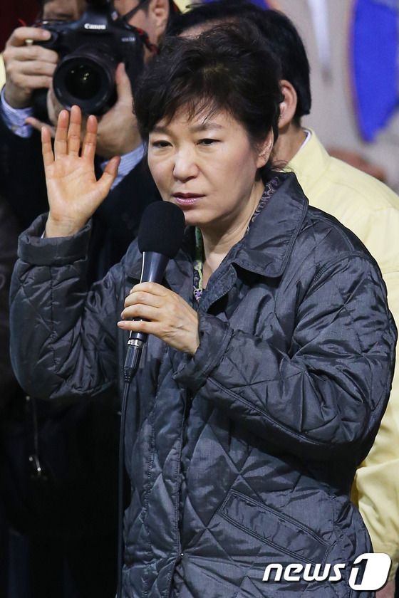 박근혜 전 대통령세월호 사고 이틀째인 17일 오후 실종자 가족들이 모여있는 진도실내체육관 현장을 찾아 가족들의 요구사항에 답하고 있다. 2014.4.17 /뉴스1