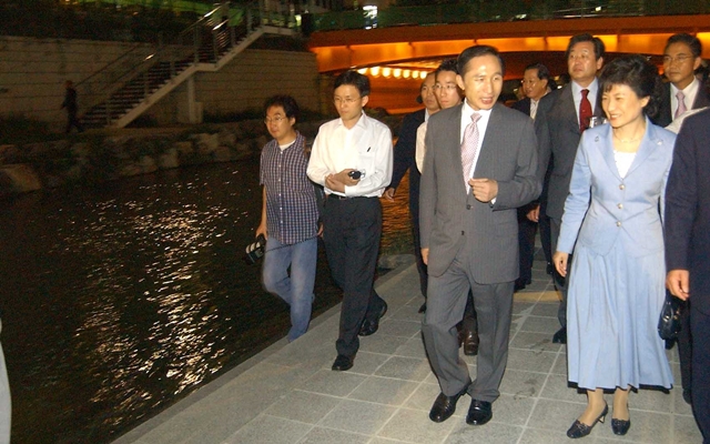 2005년 이명박 서울시장 시절. 박근혜 당시 한나라당 대표와 함께 복원된 청계천을 둘러보고 있다. 국회사진기자단