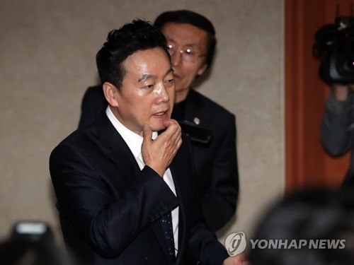 질문 듣는 정봉주 전 의원 (서울=연합뉴스) 김현태 기자 = 정봉주 전 의원이 27일 오전 국회 정론관에서 과거 이명박 전 대통령의 BBK 관련 의혹 제기로 기소됐던 사건에 대해 무죄를 주장하며 재심을 청구하겠다고 밝힌 후 기자들의 질문을 듣고 있다. 2018.3.27      mtkht@yna.co.kr
