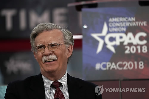'제가 '매파'인 이유는…' (워싱턴DC AFP=연합뉴스)  백악관은 26일(현지시간) 대변인실 명의로 배포한 '국가안보회의(NSC) 보좌관 내정자 존 볼턴을 위한 전폭적 지원'이라는 제목의 자료에서 "평론가들은 트럼프 대통령의 볼턴 임명이 허버트 맥매스터 보좌관의 성과를 기반으로 이 세계가 직면한 위험한 도전들에 맞서기 위한 탁월한 선택이었다는 데 동의하고 있다"며 이번 인선을 우호적으로 평가한 언론매체 글들을 소개했다.     사진은 전 유엔주재 미국 대사 볼턴이 지난 2월22일 메릴랜드주 내셔널 하버의 보수정치행동회의(CPAC) 연차 총회에 참석한 모습.      bulls@yna.co.kr