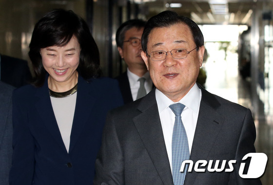 이병기 전 대통령비서실장(오른쪽)과 조윤선 전 정무수석. 2015.3.2/뉴스1 © News1 이광호 기자