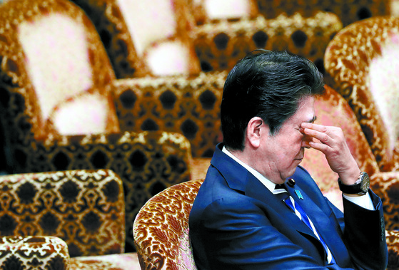 Japan's Prime Minister Shinzo Abe attends an upper house parliamentary session in Tokyo, Japan March 19, 2018. REUTERS/Issei Kato/2018-03-19 12:06:50/ <저작권자 ⓒ 1980-2018 ㈜연합뉴스. 무단 전재 재배포 금지.>