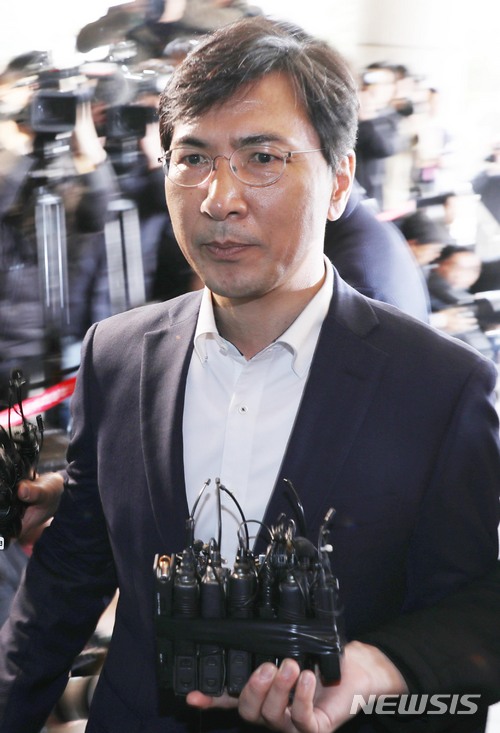【서울=뉴시스】조성봉 기자 = 성폭력 혐의를 받고 있는 안희정 전 충남지사가 28일 오후 서울 마포구 공덕동 서울서부지방법원에서 열린 영장실질심사에 출석하고 있다. 2018.03.28.suncho21@newsis.com
