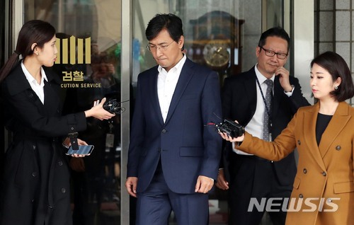 【서울=뉴시스】조성봉 기자 = 성폭력 혐의를 받고 있는 안희정 전 충남지사가 28일 오후 서울 마포구 공덕동 서울서부지방법원에서 영장실질심사를 마치고 대기 장소인 남부구치소로 향하고 있다. 2018.03.28.suncho21@newsis.com