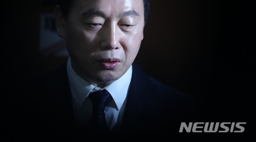 【서울=뉴시스】홍효식 기자 = 정봉주 전 의원이 27일 오전 서울 여의도 국회 정론관에서 기자회견을 열고 이명박 전 대통령의 BBK 관련 의혹 제기로 기소됐던 사건에 대해 무죄를 주장하며 재심을 청구하겠다고 밝힌 뒤 기자들의 질문에 답하고 있다. 2018.03.27. yesphoto@newsis.com
