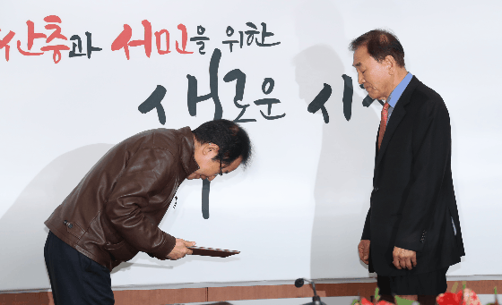 홍준표 자유한국당 대표는 30일 서울 여의도 당사에서 '사회주의 개헌저지 투쟁본부 위원장 임명장 수여식'을 갖고 위원장에 김무성 의원·이재오 상임고문·김문수 전 의원 3명을 각각 임명했다. 홍 대표가 이재오 상임고문에게 임명장을 주고 있다. 변선구 기자