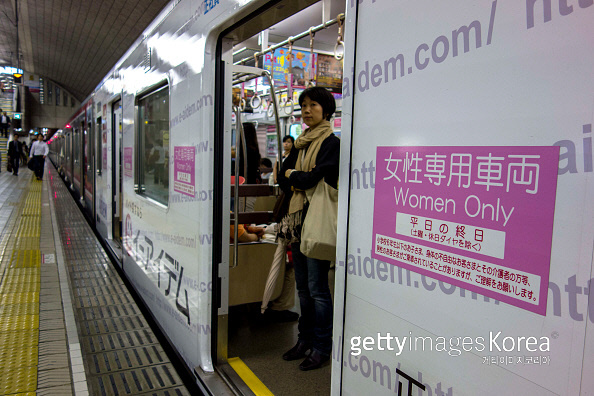 日本大阪地下鉄の ‘女性専用車’. ゲティイミジコリア
