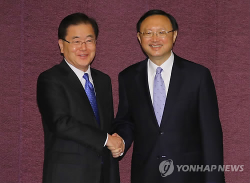 악수하는 정의용-양제츠 (서울=연합뉴스) 배재만 기자 = 정의용 국가안보실장(왼쪽)이 지난 29일 오후 서울 조선호텔에서 시진핑 중국 국가주석의 특별대표 자격으로 방한한 양제츠 중국 외교담당 정치국 위원을 만나 악수하고 있다. scoop@yna.co.kr