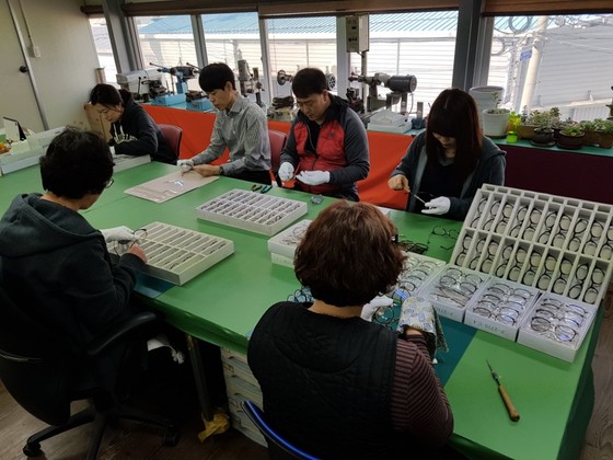 대구 팬텀옵티칼에서 직원들이 안경선배 안경을 조립 중이다. [사진 팬텀옵티칼]