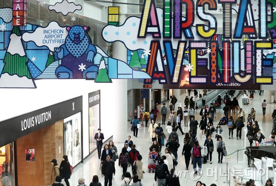 인천공항 중소면세점 4개사가 제2터미널 개항 여파에 따른 임대료 인하를 요구하며 공항공사 측과 갈등을 빚고 있는 가운데 21일 인천국제공항 제1여객터미널에서 공항 이용객들이 면세점을 이용하고 있다. 2018.3.21/뉴스1  <저작권자 © 뉴스1코리아, 무단전재 및 재배포 금지>