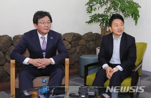 【제주=뉴시스】우장호 기자 = 바른미래당 유승민(왼쪽) 공동대표와 원희룡 제주지사. 2018.01.15. woo1223@newsis.com