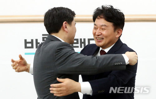 【서울=뉴시스】박영태 기자 = 원희룡(오른쪽) 제주지사와 지상욱 바른미래당 정책위의장 2018.03.12.since1999@newsis.com