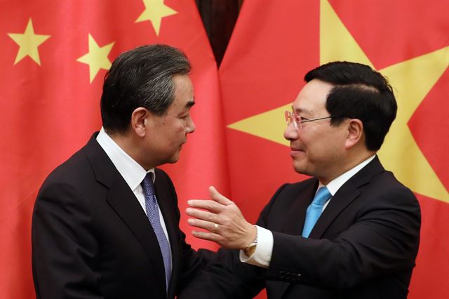 베트남을 방문 중인 왕이(왼쪽) 중국 외교부장관이 지난 1일 하노이에서 팜 빈 민 베트남 부총리겸 외무장관과 회동하고 있다. 이들은 양국 관계가 매우 긍정적인 방향으로 가고 있다고 밝혔지만, 베트남 일반인들의 생각은 많이 다르다. 하노이=EPA 연합뉴스