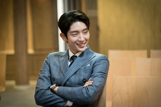 The first filming of Lawless Lawyer Lee Joon-gi was released.This is the perfect transformation of Lee Joon-gi, who predicts the birth of the best legend character in life with the Lawless Lawyer Bong Sang-pil, which combines law and fist. The new Saturday drama Lawless Lawyer (director Kim Jin-min, director of Gawoxi Couple) and Lee Joon-gi, Hyun-hos play/studio dragon, and logos film production) released the first photo of the main character Lee Joon-gi (played by Bong Sang-pil) on the 2nd (Mon).With its rough charm, Lee Joon-gis Charisma, which runs through The Earrings of Madame de..., is amplifying expectations for the appearance of Bong Sang-pil in the Lawless Lawyer. Lawless Lawyer is a lawless lawyer who fights against absolute power with his life and fights against absolute power. The big-ass bullshit courtroom.Lee Joon-gi is a lawyer from a gangster with rough eyes and plays the role of a lawless expert, Bong Sang-pil, who wields the law with his fists, and is trying to make a bold transformation. Lee Joon-gi in the open photo is transformed into a Bong Sang-pil that crosses the Chung-chung and Charisma.For his beloved client, he is a figure who confronts the lawlessness and justice with the belief that there is no exception to gangsters. Lee Joon-gi shows off his sharp eyes that pierce the other person and emits a unique aura in the darkness, and shows off his masculine sexy with a smirk smile with his arms folded.Lee Joon-gi, who has a lot of charm on one face, is shaking The Earrings of Madame de..., announcing that Shin Yi has already been completed through only four photographs. Lee Joon-gi appeared in a different 180 degrees from the previous shooting and surprised the staff.Lee Joon-gi prepared his first appearance by concentrating on character research to save the details of Lawless Lawyer Bong Sang-pil, such as Actor, making his body and digesting all the action scenes without stunts.Especially during the filming, Lee Joon-gi, who is not putting the script in his hand, is fully immersed in the character with an amazing concentration when the filming begins, and received the praise of Lee Joon-gi.