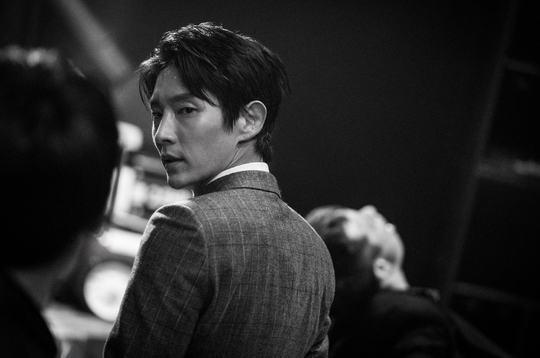 The first filming of Lawless Lawyer Lee Joon-gi was released.This is the perfect transformation of Lee Joon-gi, who predicts the birth of the best legend character in life with the Lawless Lawyer Bong Sang-pil, which combines law and fist. The new Saturday drama Lawless Lawyer (director Kim Jin-min, director of Gawoxi Couple) and Lee Joon-gi, Hyun-hos play/studio dragon, and logos film production) released the first photo of the main character Lee Joon-gi (played by Bong Sang-pil) on the 2nd (Mon).With its rough charm, Lee Joon-gis Charisma, which runs through The Earrings of Madame de..., is amplifying expectations for the appearance of Bong Sang-pil in the Lawless Lawyer. Lawless Lawyer is a lawless lawyer who fights against absolute power with his life and fights against absolute power. The big-ass bullshit courtroom.Lee Joon-gi is a lawyer from a gangster with rough eyes and plays the role of a lawless expert, Bong Sang-pil, who wields the law with his fists, and is trying to make a bold transformation. Lee Joon-gi in the open photo is transformed into a Bong Sang-pil that crosses the Chung-chung and Charisma.For his beloved client, he is a figure who confronts the lawlessness and justice with the belief that there is no exception to gangsters. Lee Joon-gi shows off his sharp eyes that pierce the other person and emits a unique aura in the darkness, and shows off his masculine sexy with a smirk smile with his arms folded.Lee Joon-gi, who has a lot of charm on one face, is shaking The Earrings of Madame de..., announcing that Shin Yi has already been completed through only four photographs. Lee Joon-gi appeared in a different 180 degrees from the previous shooting and surprised the staff.Lee Joon-gi prepared his first appearance by concentrating on character research to save the details of Lawless Lawyer Bong Sang-pil, such as Actor, making his body and digesting all the action scenes without stunts.Especially during the filming, Lee Joon-gi, who is not putting the script in his hand, is fully immersed in the character with an amazing concentration when the filming begins, and received the praise of Lee Joon-gi.