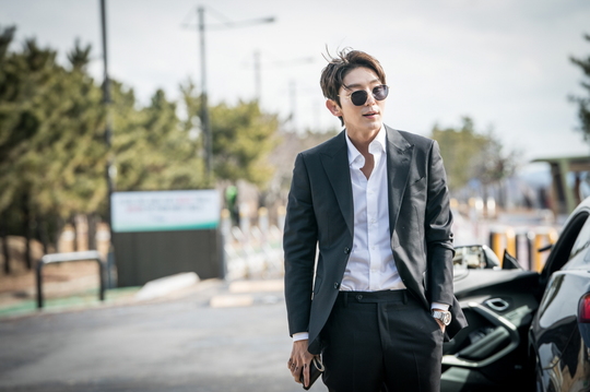 The first filming of Lawless Lawyer Lee Joon-gi was released.This is the perfect transformation of Lee Joon-gi, who predicts the birth of the best legend character in life with the Lawless Lawyer Bong Sang-pil, which combines law and fist. The new Saturday drama Lawless Lawyer (director Kim Jin-min, director of Gawoxi Couple) and Lee Joon-gi, Hyun-hos play/studio dragon, and logos film production) released the first photo of the main character Lee Joon-gi (played by Bong Sang-pil) on the 2nd (Mon).With its rough charm, Lee Joon-gis Charisma, which runs through The Earrings of Madame de..., is amplifying expectations for the appearance of Bong Sang-pil in the Lawless Lawyer. Lawless Lawyer is a lawless lawyer who fights against absolute power with his life and fights against absolute power. The big-ass bullshit courtroom.Lee Joon-gi is a lawyer from a gangster with rough eyes and plays the role of a lawless expert, Bong Sang-pil, who wields the law with his fists, and is trying to make a bold transformation. Lee Joon-gi in the open photo is transformed into a Bong Sang-pil that crosses the Chung-chung and Charisma.For his beloved client, he is a figure who confronts the lawlessness and justice with the belief that there is no exception to gangsters. Lee Joon-gi shows off his sharp eyes that pierce the other person and emits a unique aura in the darkness, and shows off his masculine sexy with a smirk smile with his arms folded.Lee Joon-gi, who has a lot of charm on one face, is shaking The Earrings of Madame de..., announcing that Shin Yi has already been completed through only four photographs. Lee Joon-gi appeared in a different 180 degrees from the previous shooting and surprised the staff.Lee Joon-gi prepared his first appearance by concentrating on character research to save the details of Lawless Lawyer Bong Sang-pil, such as Actor, making his body and digesting all the action scenes without stunts.Especially during the filming, Lee Joon-gi, who is not putting the script in his hand, is fully immersed in the character with an amazing concentration when the filming begins, and received the praise of Lee Joon-gi.
