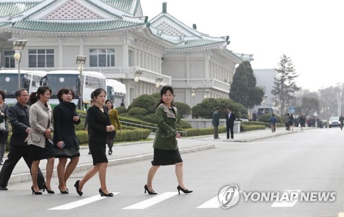 옥류관 앞 평양 시민들 옥류관 앞 평양 시민들  (평양=연합뉴스) 이진욱 기자 = 2일 오후 평양 창전거리에서 시민들이 오가고 있다. 2018.4.2  cityboy@yna.co.kr  (끝)